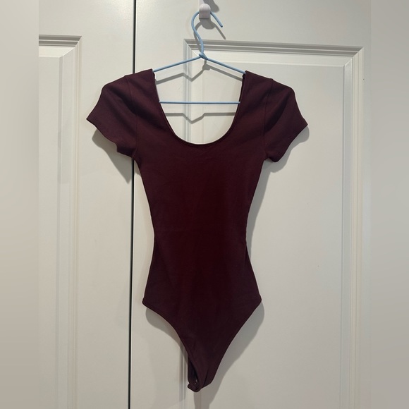 Abercrombie & Flitch Short-Sleeve Cotton Ribbed Scoop Neck Bodysuit in Maroon XS - Picture 5 of 11